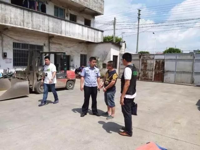 佛山生態(tài)環(huán)境部門(mén)嚴(yán)查污染行為 環(huán)境違法執(zhí)法帶走12人(圖3) 佛山生態(tài)環(huán)境部門(mén)嚴(yán)查污染行為 環(huán)境違法執(zhí)法帶走12人(圖3)