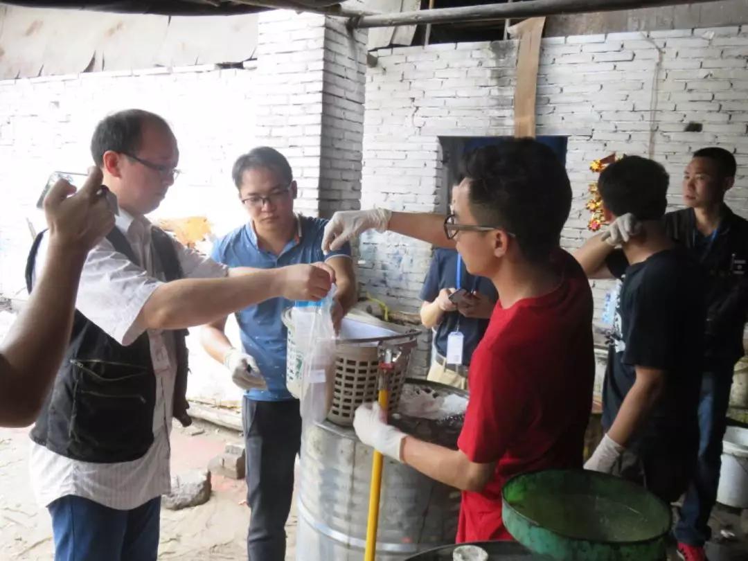 佛山生態(tài)環(huán)境部門(mén)嚴(yán)查污染行為 環(huán)境違法執(zhí)法帶走12人(圖4) 佛山生態(tài)環(huán)境部門(mén)嚴(yán)查污染行為 環(huán)境違法執(zhí)法帶走12人(圖4)